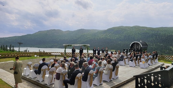Fjellbryllup på Spåtind med utsikt over Synnfjell